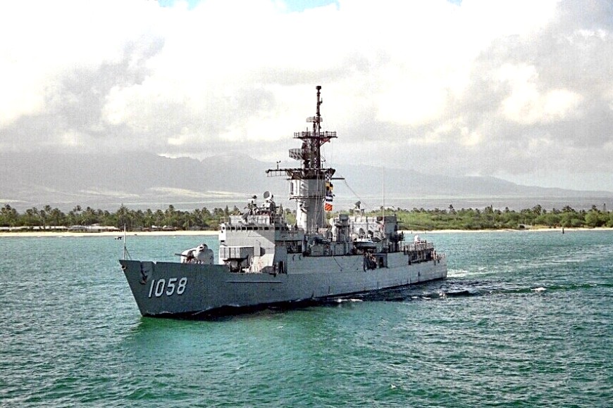 USS Meyerkord (FF-1058) underway off Hawaii